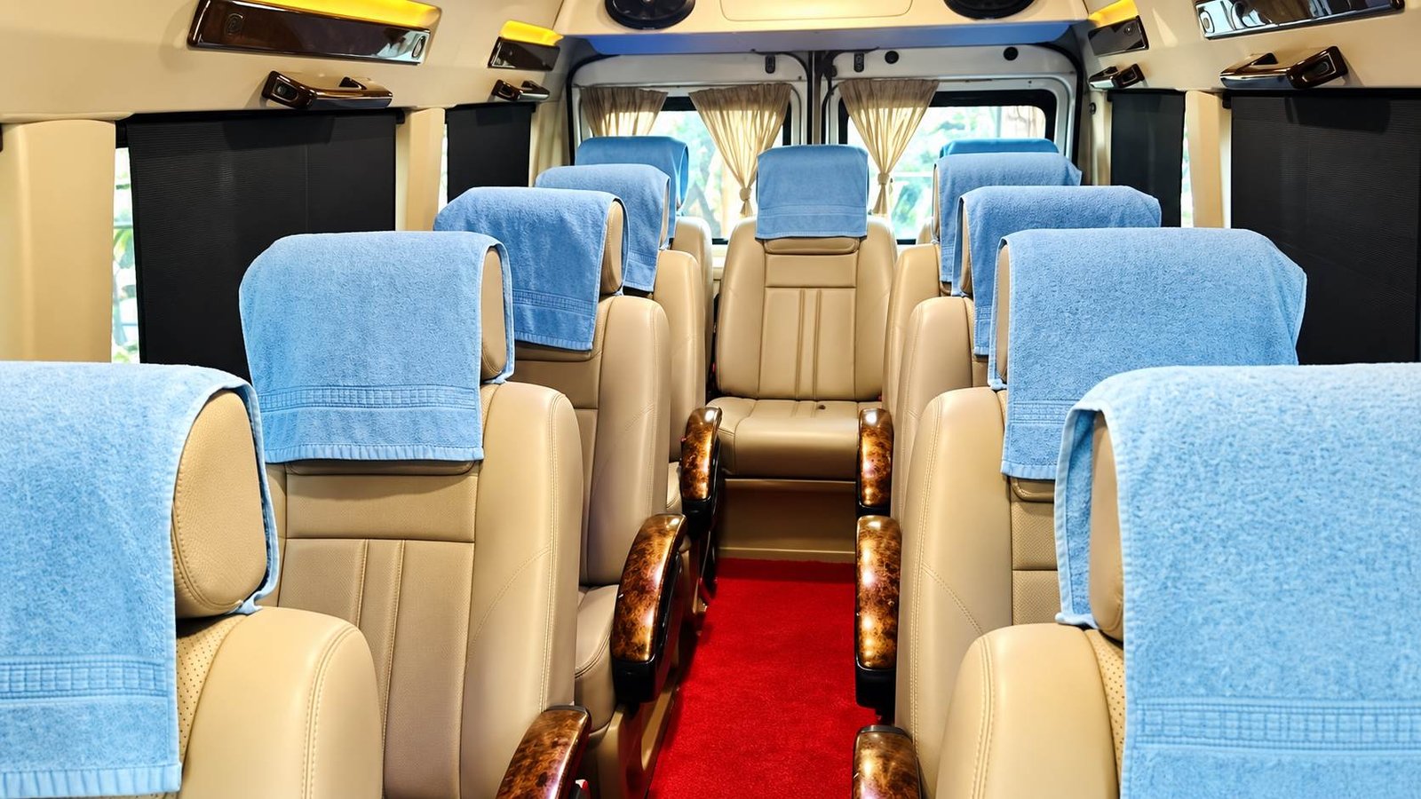 17 Seater Tempo Traveller